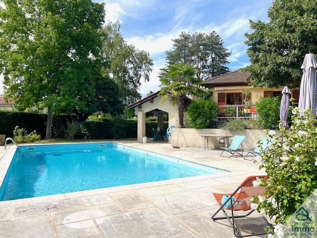 Propriété - 301 m² - 9 pièces