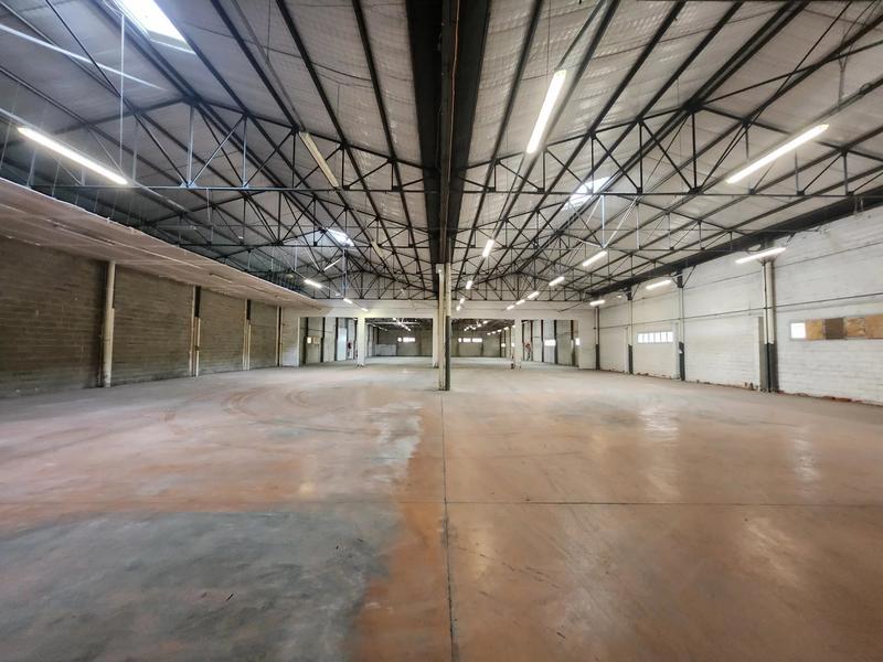 Entrepôt - 3 600 m² - 1 pièce