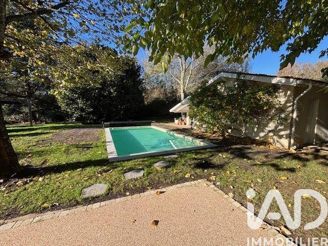 Maison - 220 m² - 7 pièces