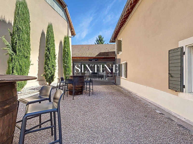 Maison - 3 008 m² - 45 pièces