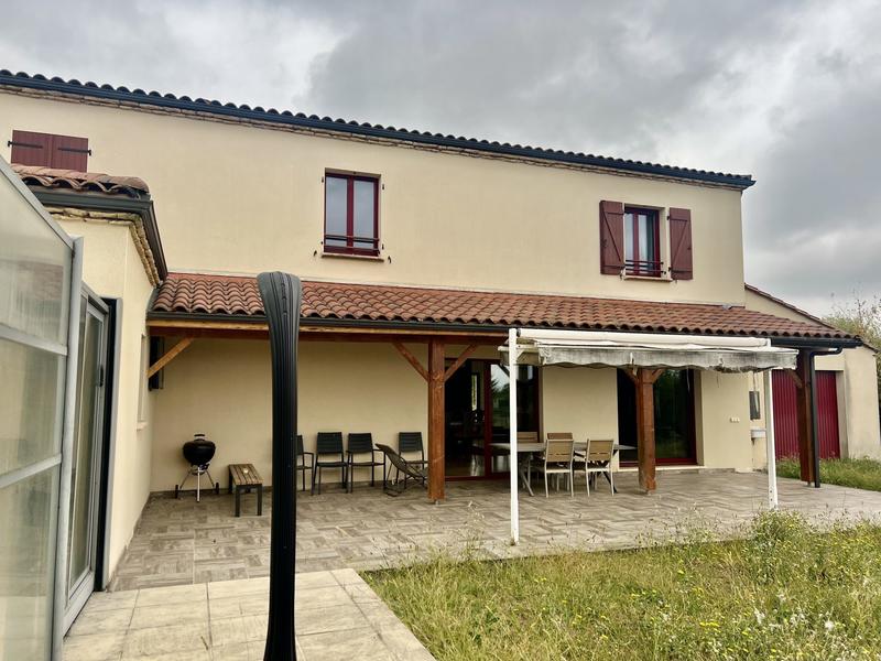 Maison traditionnelle - 252 m² - 6 pièces