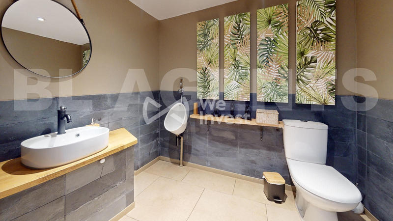 Maison - 807 m² - 30 pièces