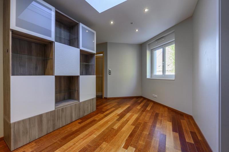 Maison - 305 m² - 7 pièces