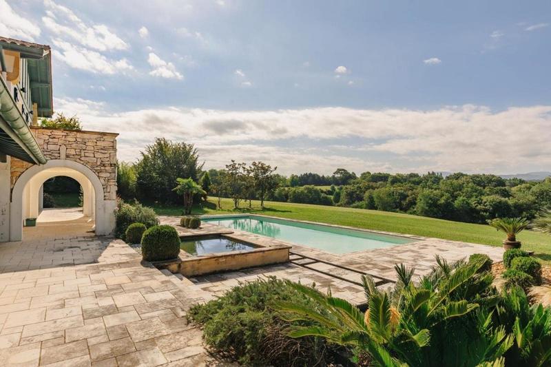 Propriété - 360 m² - 8 pièces