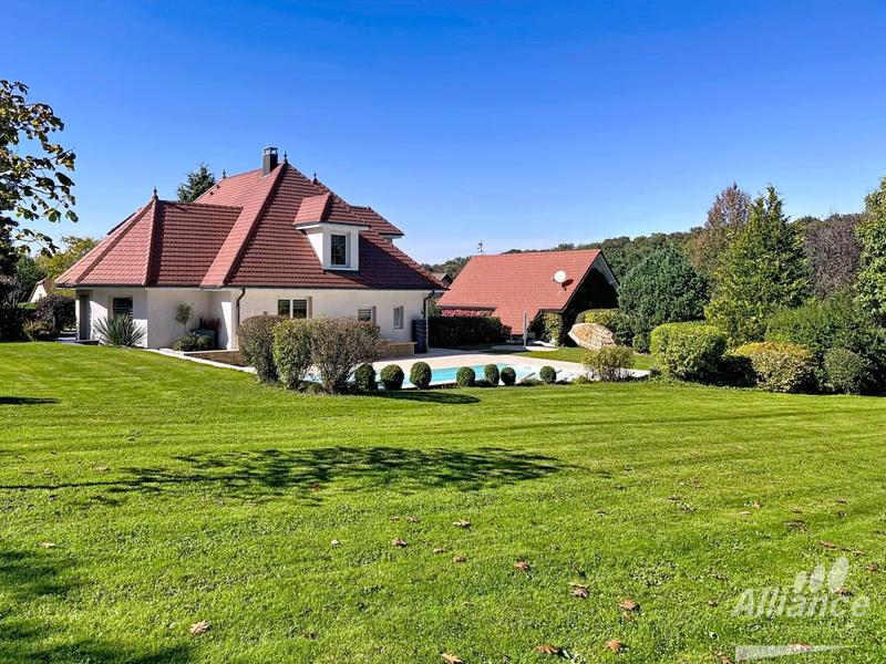 Propriété - 255 m² - 6 pièces