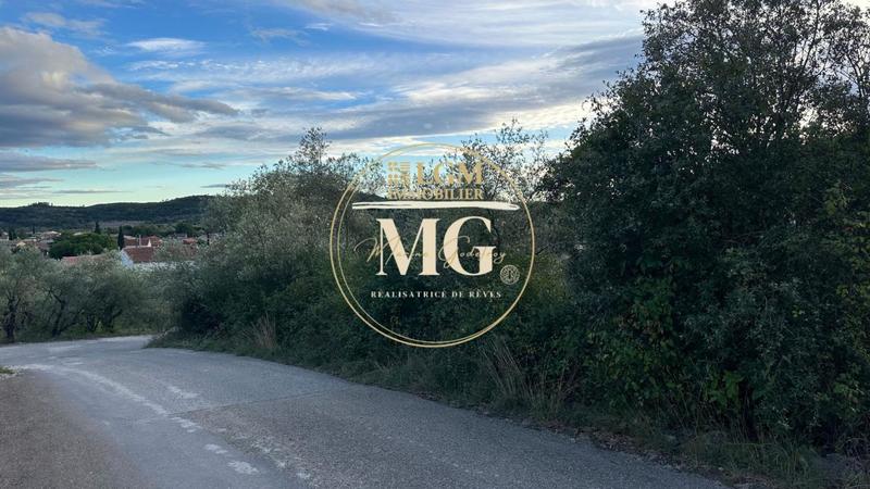 Terrain constructible - 1 900 m²