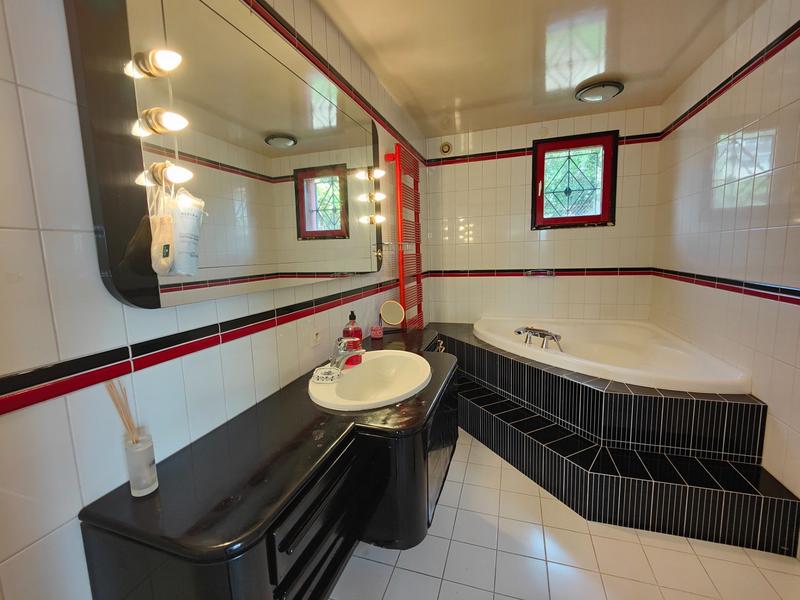 Maison - 283 m² - 8 pièces