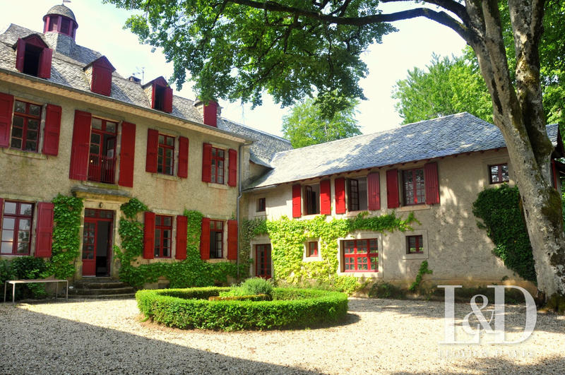 Maison - 660 m² - 25 pièces