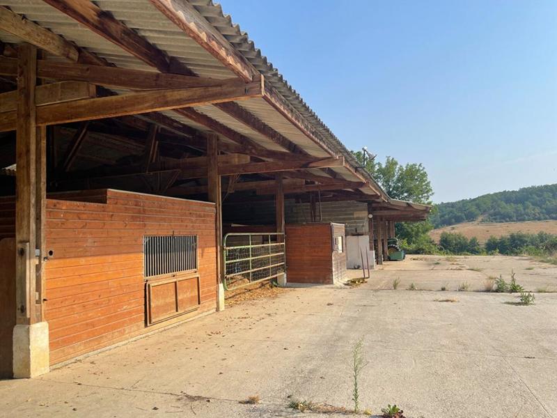 Maison - 660 m² - 25 pièces