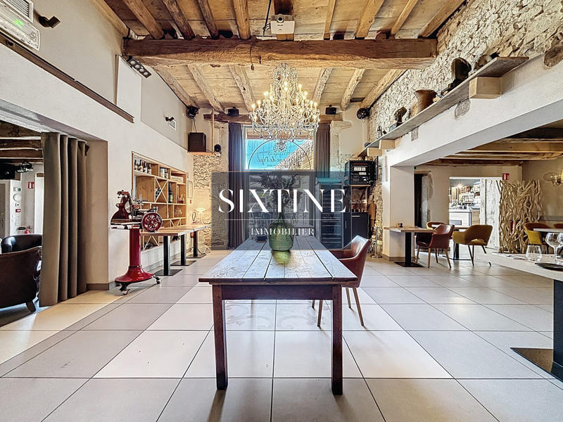 Maison - 3 008 m² - 45 pièces