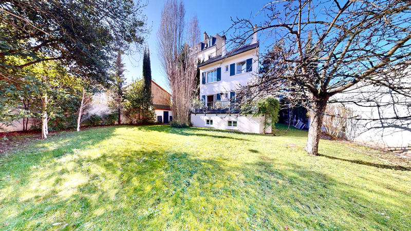 Maison - 202 m² - 8 pièces