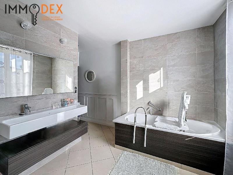 Maison - 226 m² - 7 pièces