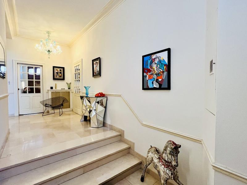 Maison - 305 m² - 8 pièces