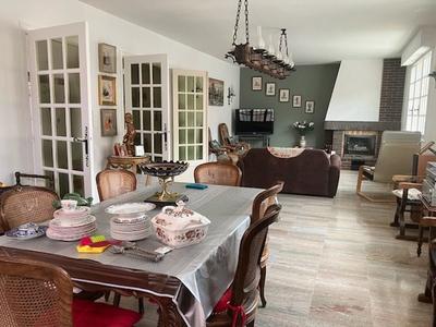 Maison - 221 m² - 8 pièces