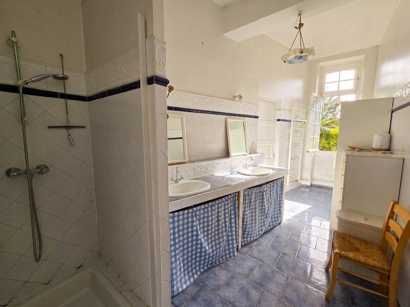 Maison - 484 m² - 18 pièces