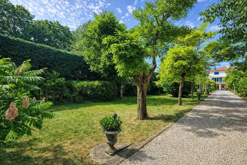 Maison - 237 m² - 9 pièces