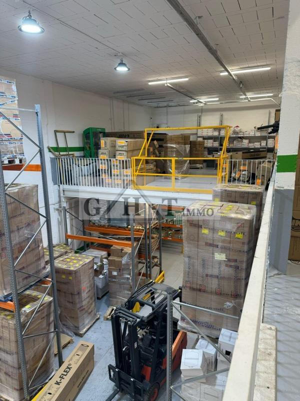 Entrepôt - 1 520 m²