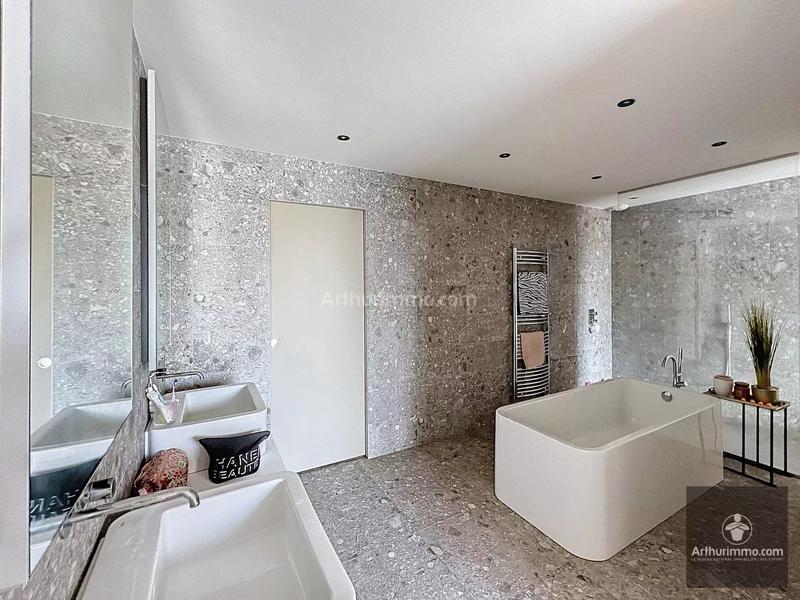 Maison - 260 m² - 6 pièces