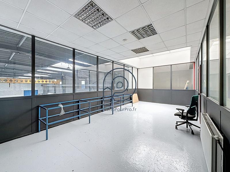 Entrepôt - 1 749 m²