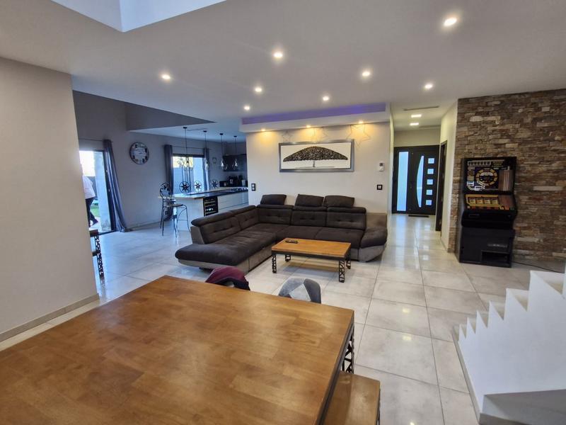 Maison - 256 m² - 9 pièces