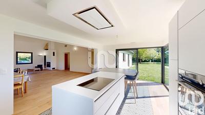 Maison - 220 m² - 7 pièces