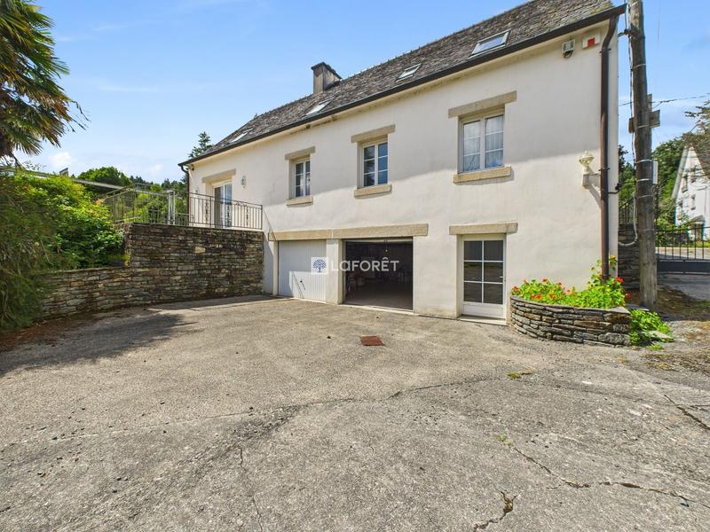 Maison traditionnelle - 165 m² - 8 pièces