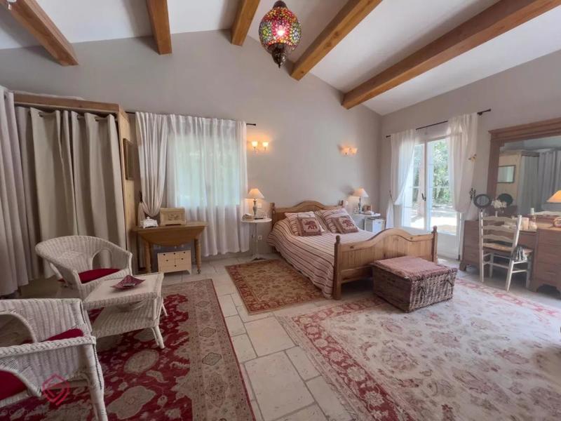 Propriété - 345 m² - 9 pièces