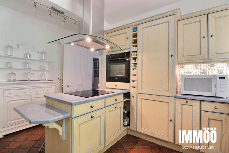 Maison - 225 m² - 10 pièces