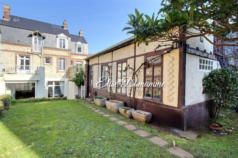 Maison - 227 m² - 8 pièces