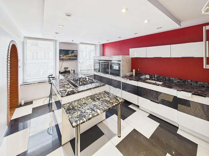 Maison - 240 m² - 12 pièces