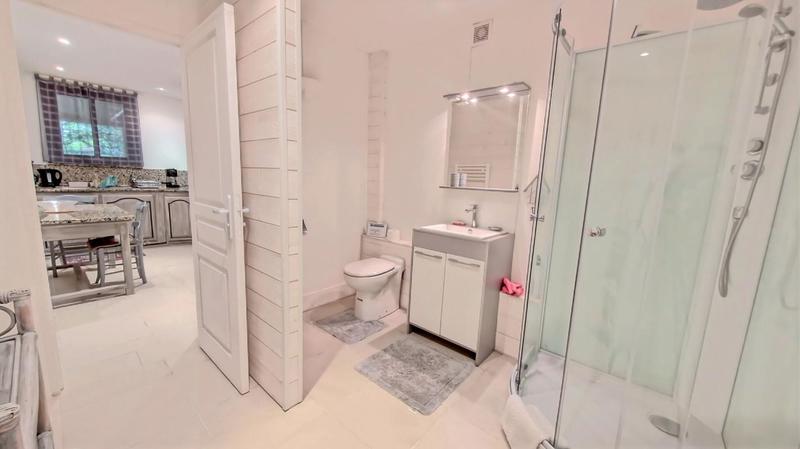 Maison - 250 m² - 8 pièces