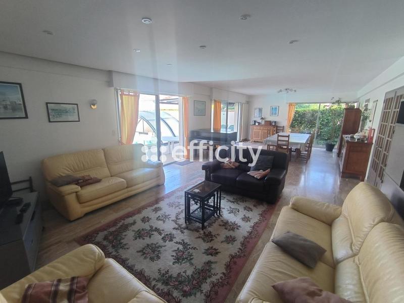 Maison - 213 m² - 9 pièces