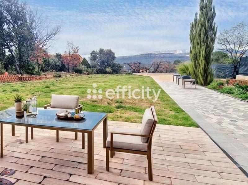 Maison - 285 m² - 10 pièces