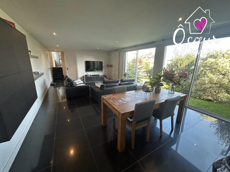 Maison - 251 m² - 9 pièces