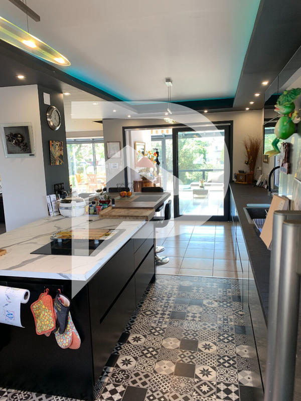 Maison - 287 m² - 8 pièces