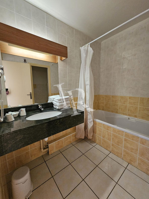 Local commercial - 1 200 m²