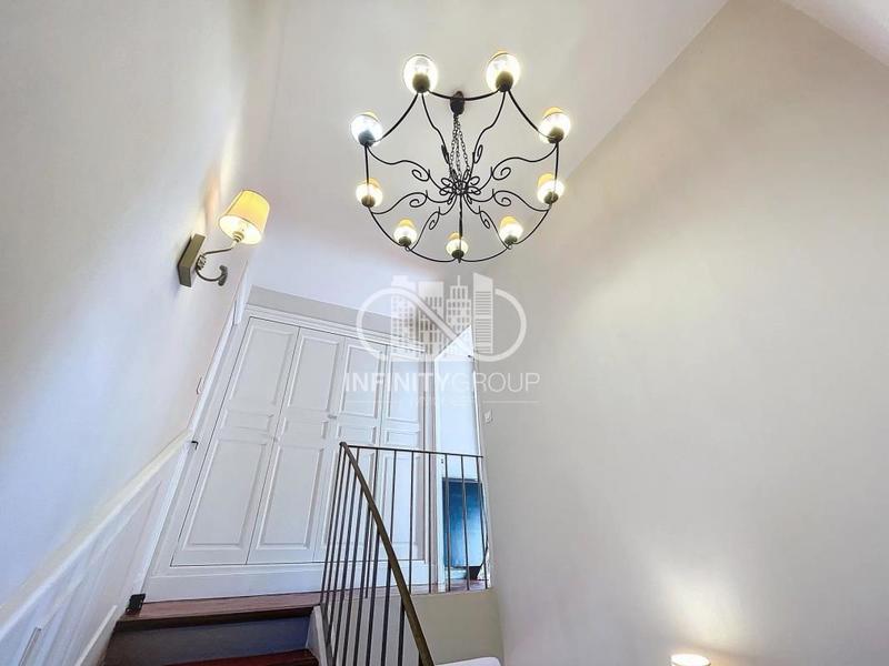 Appartement - 277 m² - 16 pièces