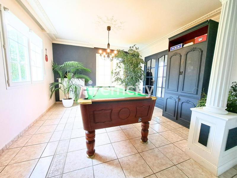 Maison - 230 m² - 8 pièces