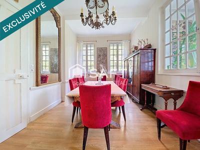 Villa - 216 m² - 9 pièces