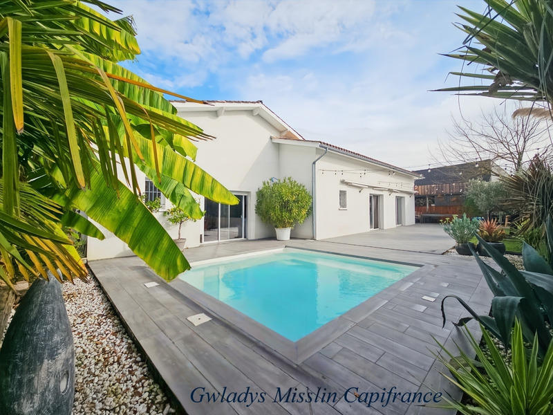 Propriété - 441 m² - 9 pièces