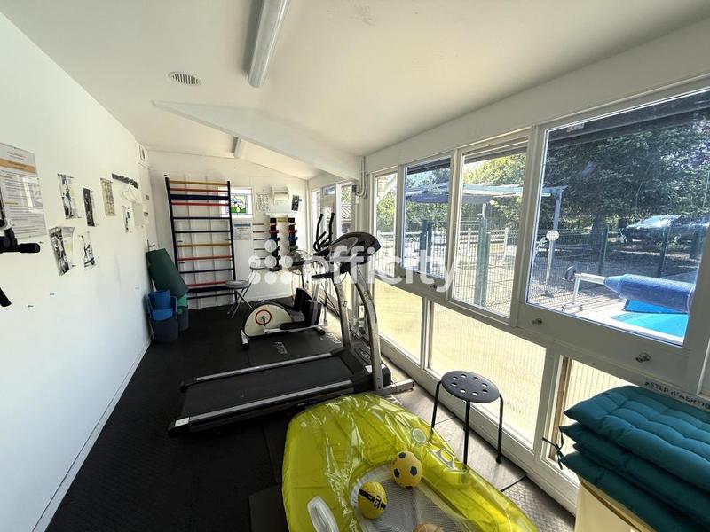 Maison - 325 m² - 13 pièces