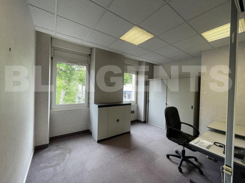 Entrepôt - 163 m² - 8 pièces