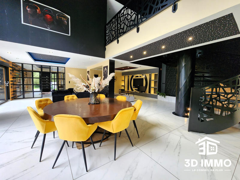 Maison - 325 m² - 8 pièces