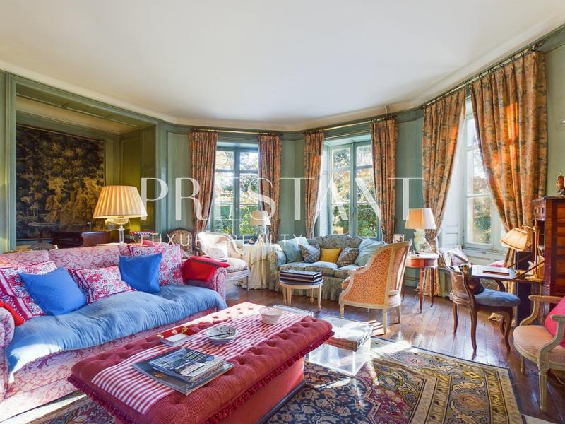 Maison - 800 m² - 20 pièces