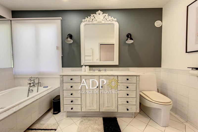 Maison - 255 m² - 8 pièces