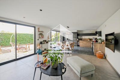 Maison - 240 m² - 9 pièces