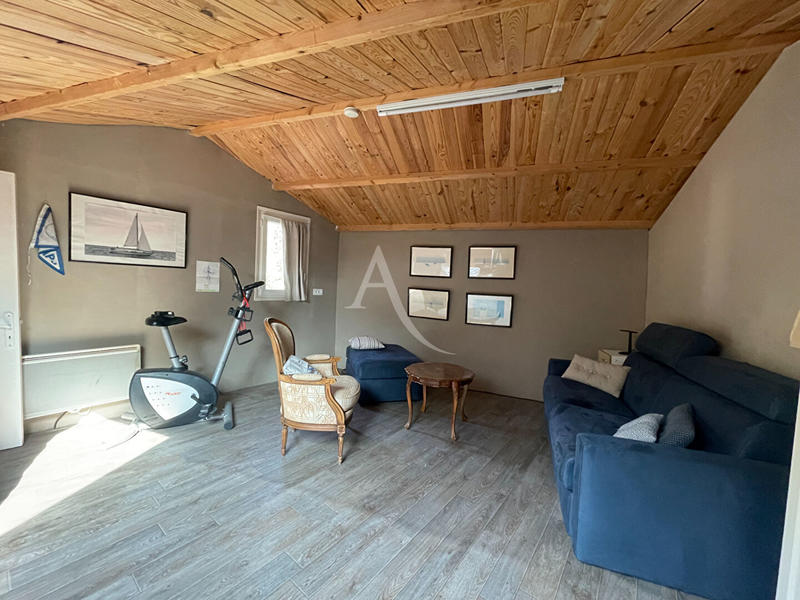 Maison - 220 m² - 12 pièces