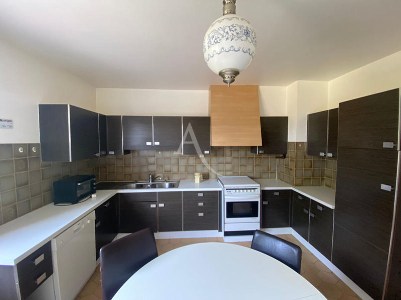 Maison - 260 m² - 9 pièces