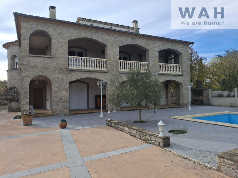 Maison - 390 m² - 13 pièces