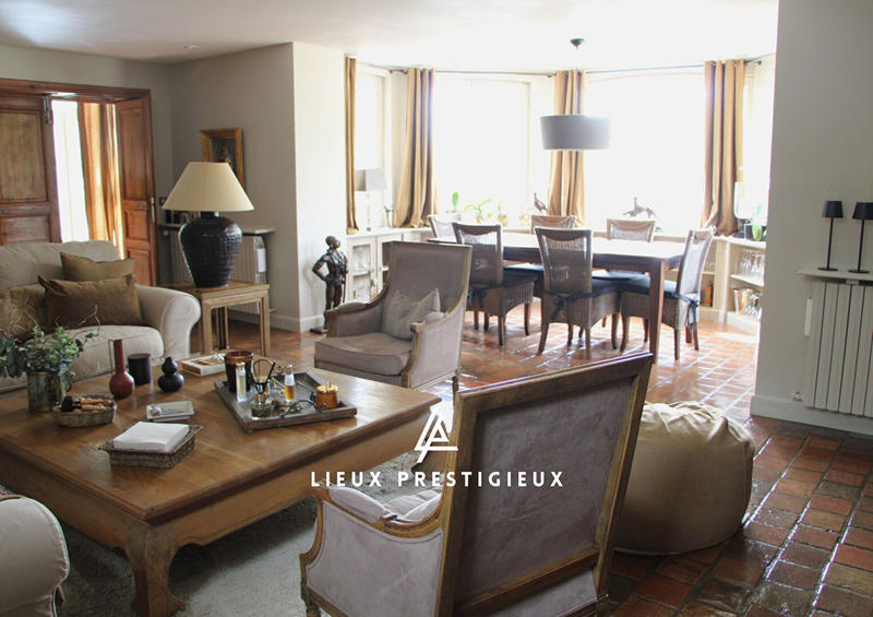 Demeure - 255 m² - 10 pièces